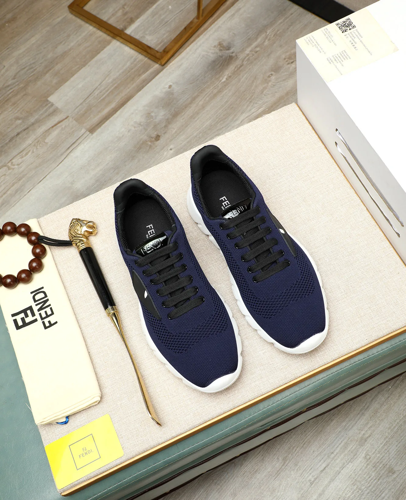 Men's Men's Shoes 💰680 Fendi Fendi's latest Tag series of men's casual mesh sports running shoes, originally purchased and developed, this Tag sports shoe is a one-leg sneaker, made of black high-tech mesh material with gray neoprene details. Oversized FENDI lettering on the side and translucent rubber details. Light and flexible rubber running shoe soles, beautifully packaged at the delivery counter, customized breathable lining, original molded foam rubber outsole, sole thickness: 3.5CM! Size: 39-44 (customized at 38.45.46)